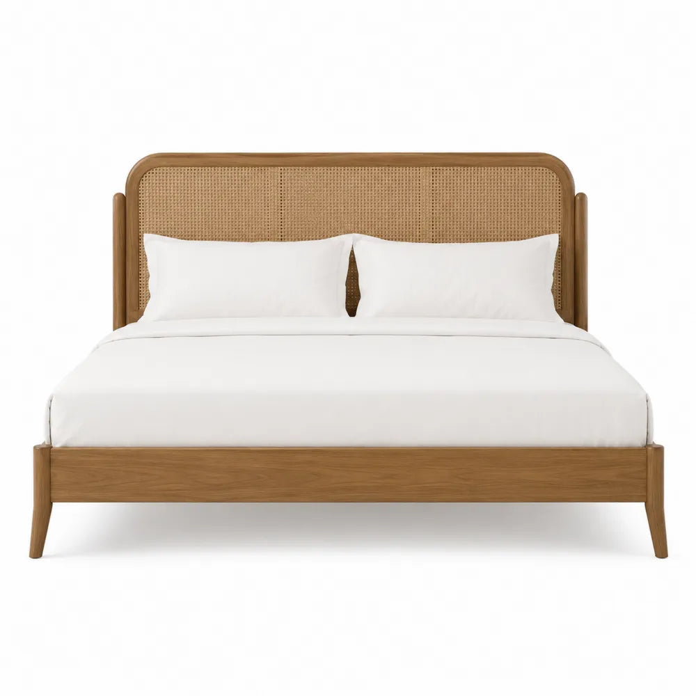 Letto matrimoniale in legno e rattan naturale chiaro con cuscini bianchi