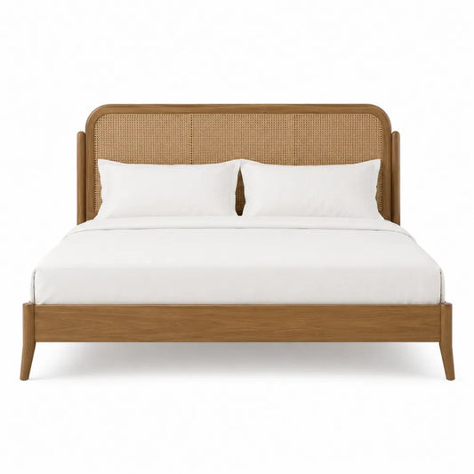 Letto matrimoniale in legno e rattan naturale chiaro con cuscini bianchi